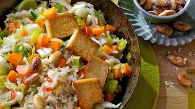 Scharfe Reis-Pfanne mit Salzmandeln und Tofu