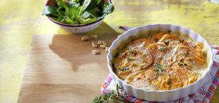 Chili-Süßkartoffel-Gratin mit Feldsalat