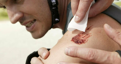 Bei Verletzungen bildet geronnenes Blut einen Wundschorf
