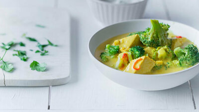 Brokkoli-Kokos-Curry mit Tofu und Koriander-Joghurt