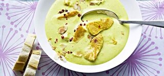 Kokoscreme-Suppe mit Lachsstreifen