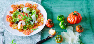 Rot-grünes Tomaten-Carpaccio