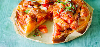 Tomaten-Melonen-Kuchen mit Mozzarella