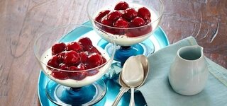 Mohn-Panna-Cotta mit Sauerkirschen