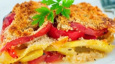 Feta-Gratin mit Tomaten, Paprika und gelber Zucchini