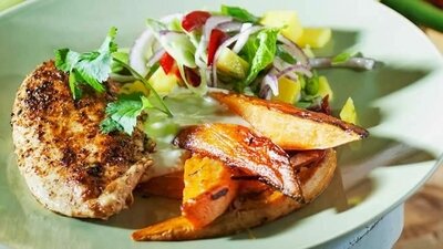 Gegrillte Hähnchenbrust mit Mango-Zwiebel-Salsa und Süsskartoffeln