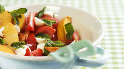 Tomaten-Pfirsich-Minze Salat