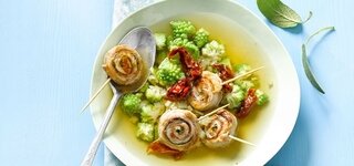 Involtini-Suppe mit Salbei und Romanesco