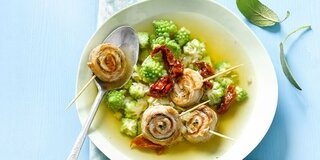 Involtini-Suppe mit Salbei und Romanesco