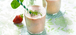 Erdbeer-Lassi mit Sauerampfer