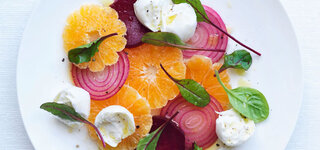 Orangen-Rote Bete-Salat mit roten Zwiebeln und Mangoldblättchen