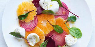 Orangen-Rote Bete-Salat mit roten Zwiebeln und Mangoldblättchen