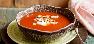 Hagebutten-Suppe mit Haselnuss-Blättchen