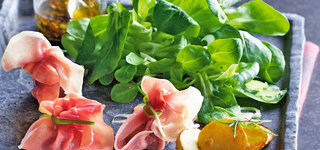 Feldsalat mit Pilz-Schinken-Päckchen