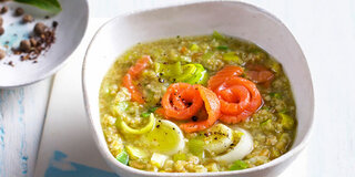 Grünkern-Lauch-Suppe mit Lachs