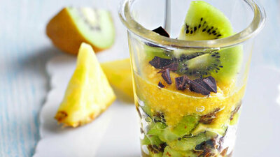 Dessert: Fruchtbecher mit Hirse-Ananas-Creme.