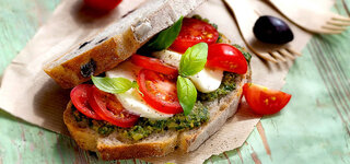 Olivenbrot mit Caprese