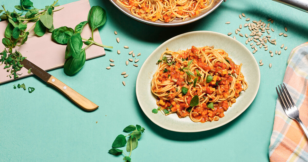 Spaghetti-mit-Veggie-Bolognese-aus-Sonnenblumenkernen-und-Karotten