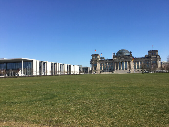 Paul-Löbe-Haus und Bundestag