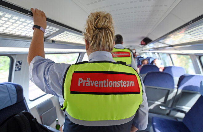 Mitarbeiter vom Pra&#x308;ventionsteam der Deutschen Bahn kontrollieren in einem Intercity zwischen Leipzig und Halle das Tragen von Mund-Nasen-Bedeckungen bei den Fahrga&#x308;sten