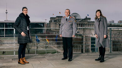 Tina Haase, Leiterin des Berliner Büros, und Hauptstadtkorrespondentin Stephanie Schersch (rechts) trafen Generalmajor Carsten Breuer im Kanzleramt.