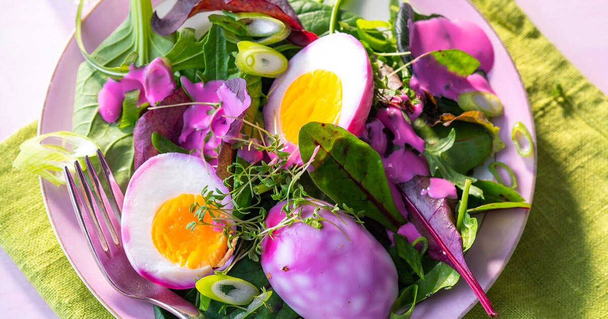 Bunte Eier im Salatnest | Apotheken Umschau