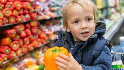 Kind Junge Paprika Supermarkt Einkaufen Gesunde Ernährung Stolz lachen freundlich