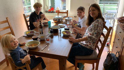 DR Persönliche Erfahrungen Ernährungswoche Familie sitzen am Tisch 