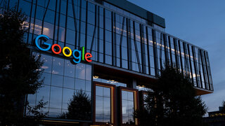 Google-Gebäude bei Nacht