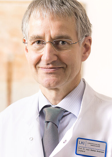 Professor Dr. Andreas Stefan ist Lungenfacharzt in Immenhausen und leitet die Taskforce Tabakentwöhnung der Deutschen Gesellschaft für Pneumologie und Beatmungsmedizin e.V.