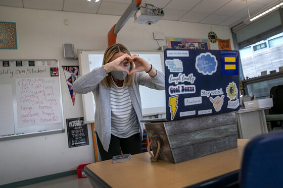 Fernunterricht: Lehrerin unterrichtet ihre Schüler live über Google Meet