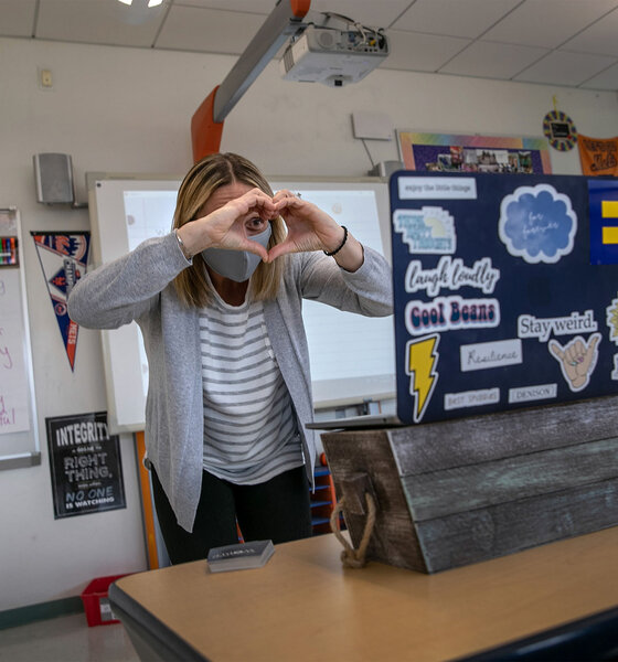 Fernunterricht: Lehrerin unterrichtet ihre Schüler live über Google Meet