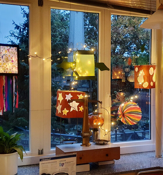Apothekenschaufenster mit farbigen Laternen