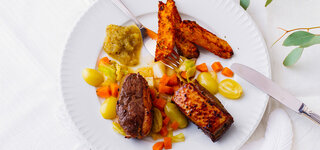Entenbrustscheiben mit Wirsing-Trauben-Gemüse, Zwiebelkonfitüre und Rosmarinkartoffeln
