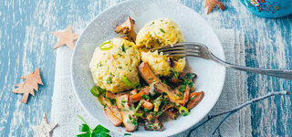 Petersilien-Käseknödel auf Edelpilzragout