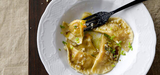 Kürbis-Schlutzkrapfen mit Kernöl und Kräutern