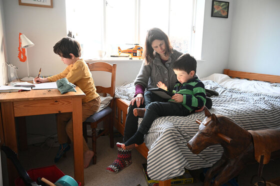 Mutter und ihre Kinder Zuhause beim Homeschooling