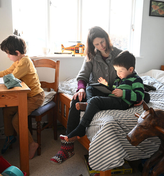 Mutter und ihre Kinder Zuhause beim Homeschooling