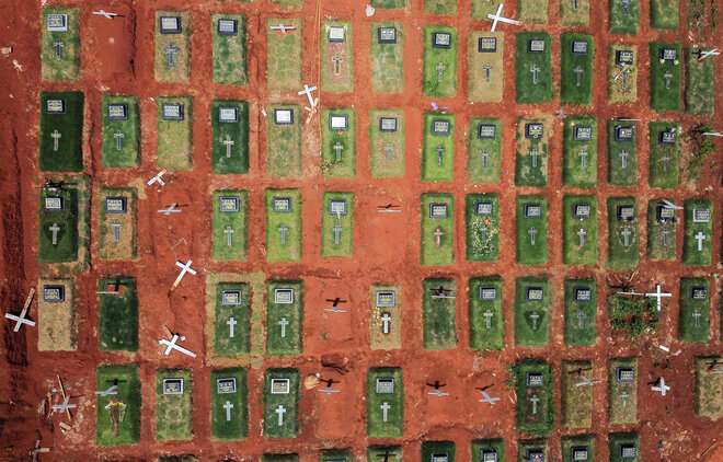 Luftaufnahme von Gräbern auf einem Friedhof
