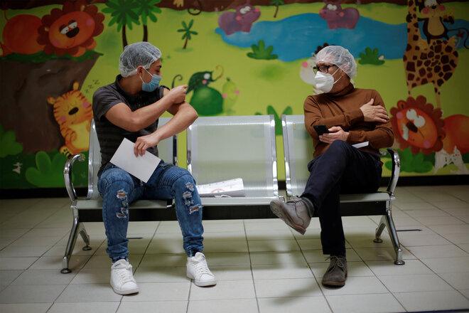 Impfung Gesundheitsarbeiter Corona Gesundheitswesen Pfleger Mexiko Juarez Bank 
