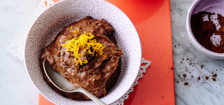Selbst gemachter Schokoladenpudding im Schälchen
