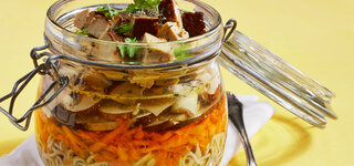 Mie-Nudeleintopf mit Pilzen