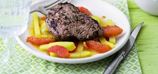 Kräuter-Steaks auf Grapefruit-Kohlrabi-Bett