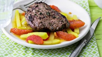 Kräuter-Steaks auf Grapefruit-Kohlrabi-Bett