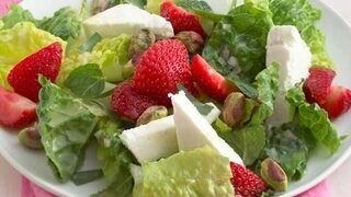 Salat mit Erdbeeren und Feta-Käse