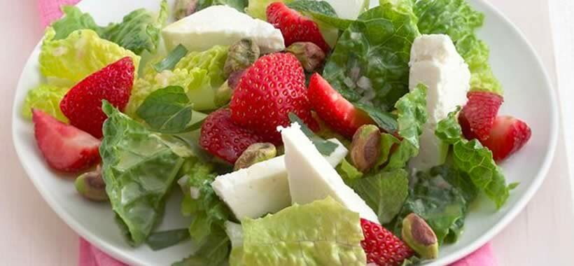 Frühlingssalat mit Erdbeeren und Feta | Apotheken Umschau