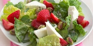 Salat mit Erdbeeren und Feta-Käse