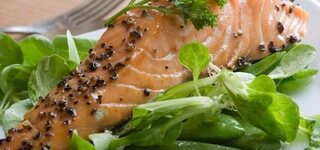 Lachsfilet mit Salat
