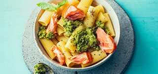 Pasta mit Pesto-Brokkoli und Stremellachs