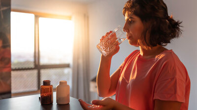 Kein Beleg für Corona-Abwehr durch Vitamin-D-Einnahme Frau Glas Tabletten